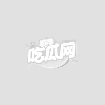 网传高校女厕偷拍：妹子身体前倾上衣上移露1